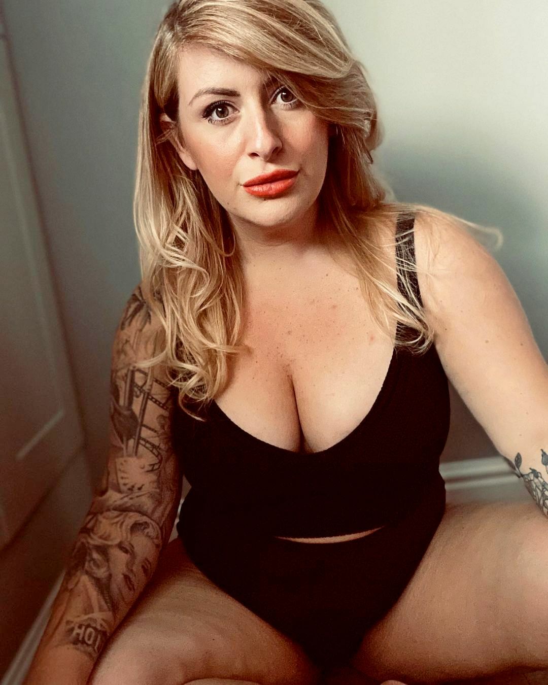 Curvy british milf loves to pose and tease — 40