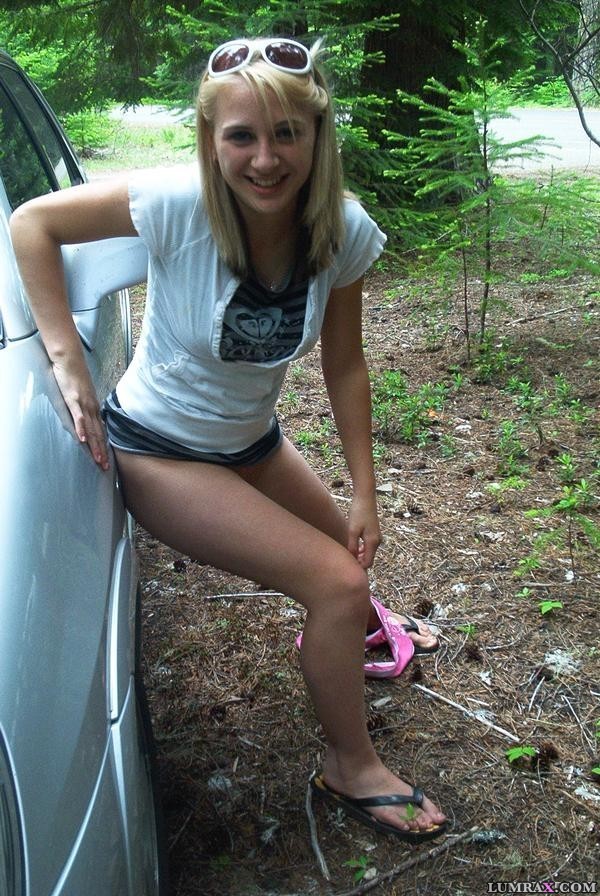 Girls Going to the Toilet Outdoors — 41