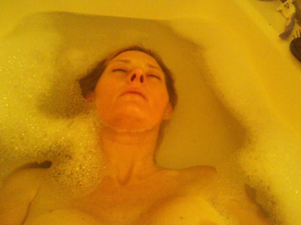My wife relaxes and shaves her pussy in the bath — 44
