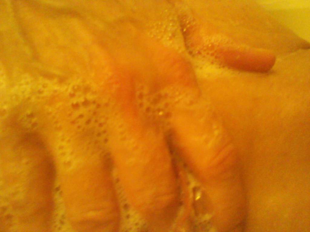 My wife relaxes and shaves her pussy in the bath — 32