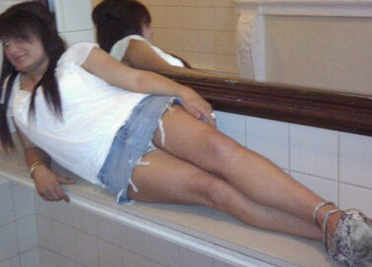 British girls showing their sexy legs — 32