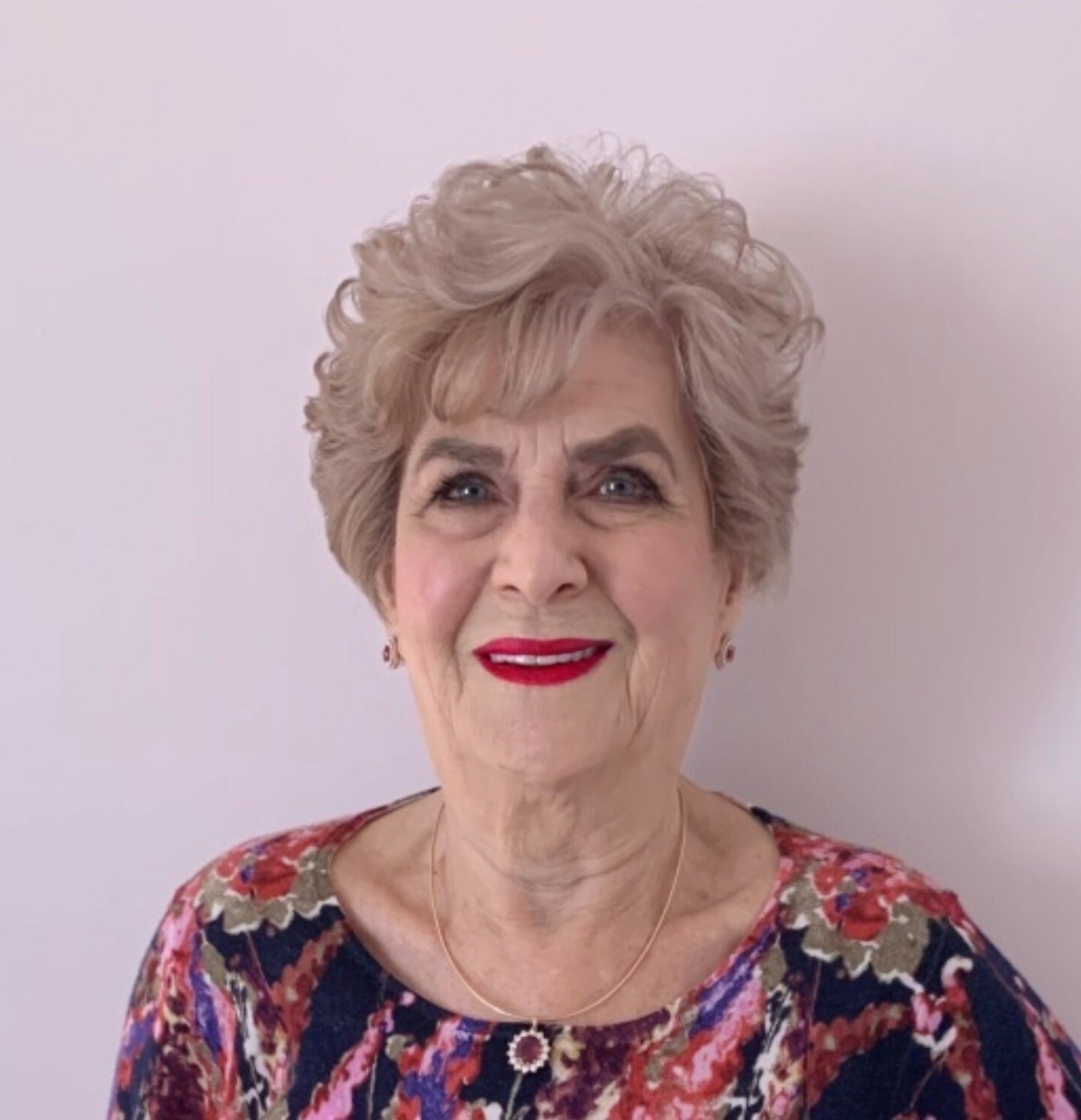 Oldslut with red lipstick — 21
