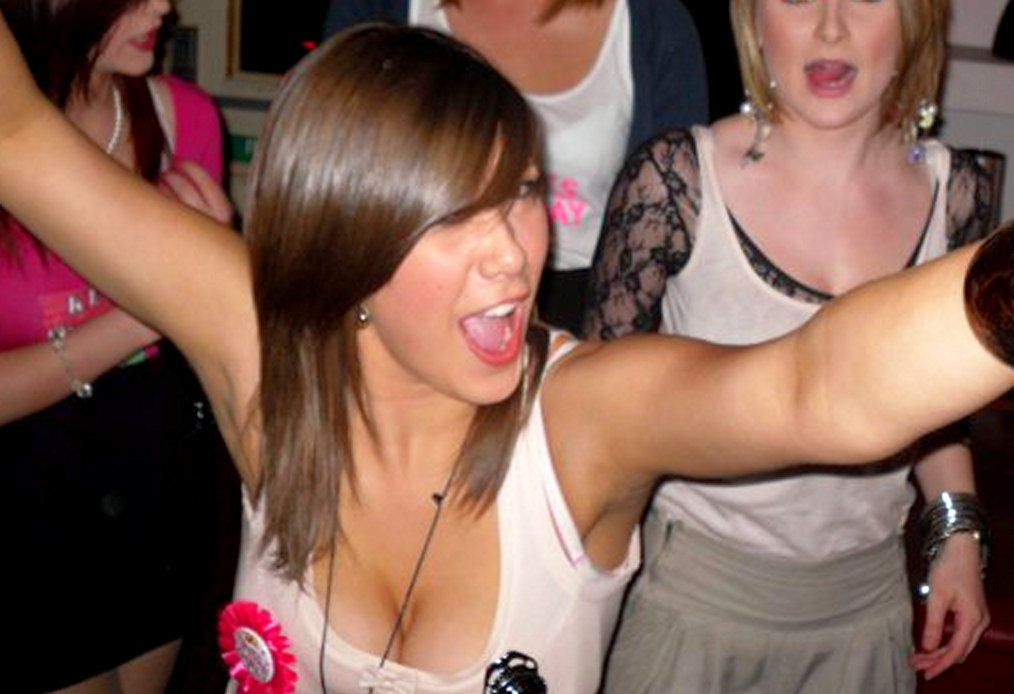 British UK girls showing sexy shaven armpits — 14