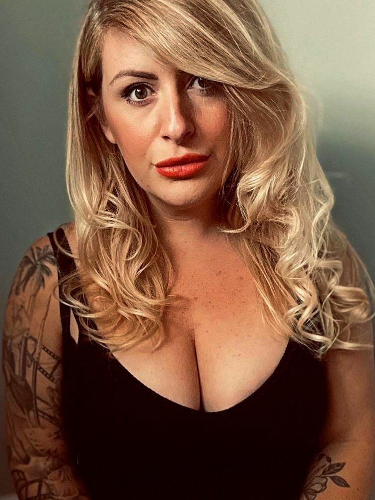 Curvy british milf loves to pose and tease — 11